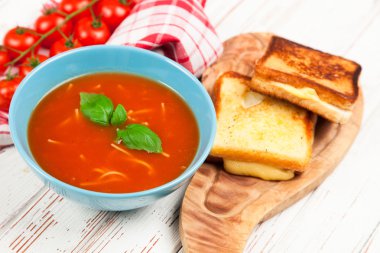 domates çorbası ve fesleğen