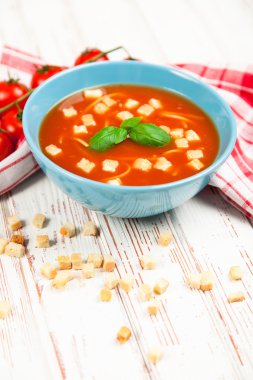 domates çorbası ve fesleğen