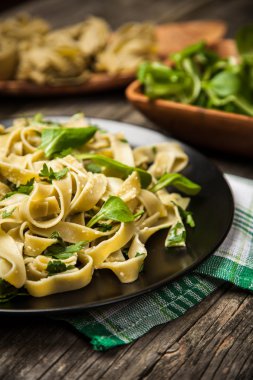 Bir plaka üzerinde pişmiş tagliatelle