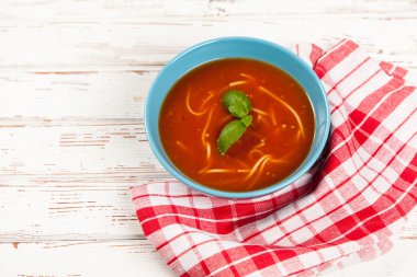 domates çorbası ve fesleğen