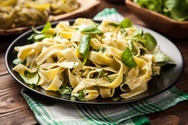 Bir plaka üzerinde pişmiş tagliatelle