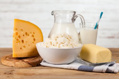 Ahşap masa üzerinde süt kavanoz