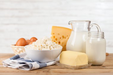 Ahşap masa üzerinde süt kavanoz