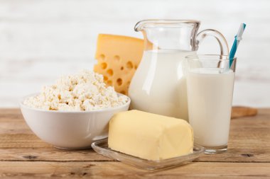 Ahşap masa üzerinde süt kavanoz