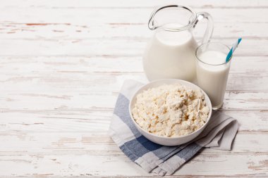 Ahşap masa üzerinde süt kavanoz