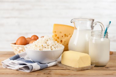 Ahşap masa üzerinde süt kavanoz