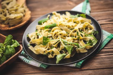 Bir plaka üzerinde pişmiş tagliatelle