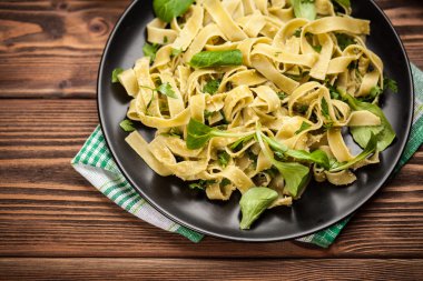 Bir plaka üzerinde pişmiş tagliatelle