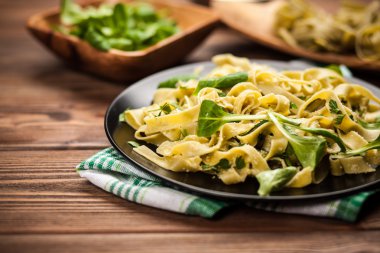 Bir plaka üzerinde pişmiş tagliatelle