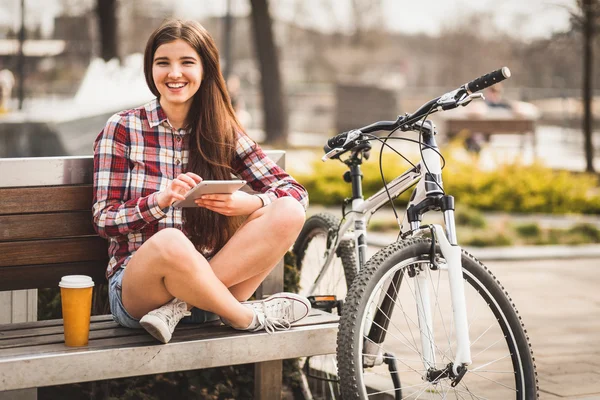 Jovem mulher usando um Tablet PC — Fotografia de Stock