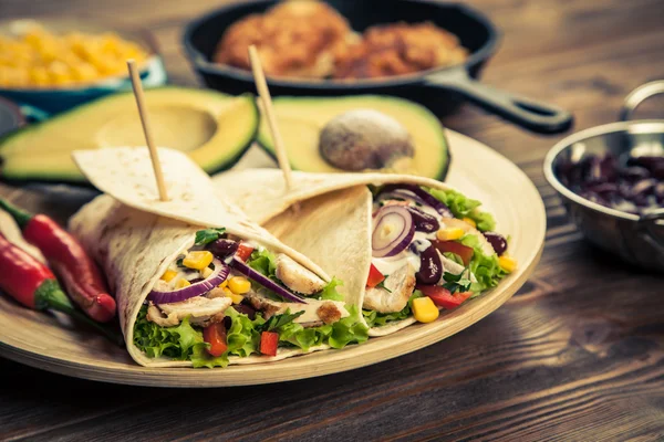 Tortilla com uma mistura de ingredientes — Fotografia de Stock