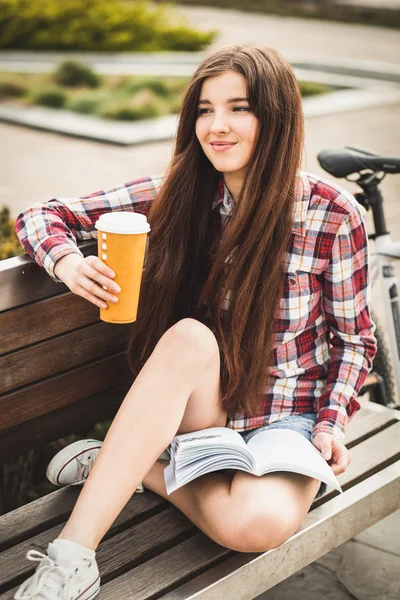 Jovem mulher bebendo café em uma viagem de bicicleta — Fotografia de Stock