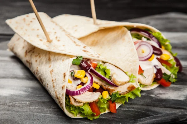 Tortilla mit einer Mischung aus Zutaten — Stockfoto