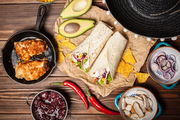 Tortilla com uma mistura de ingredientes — Fotografia de Stock