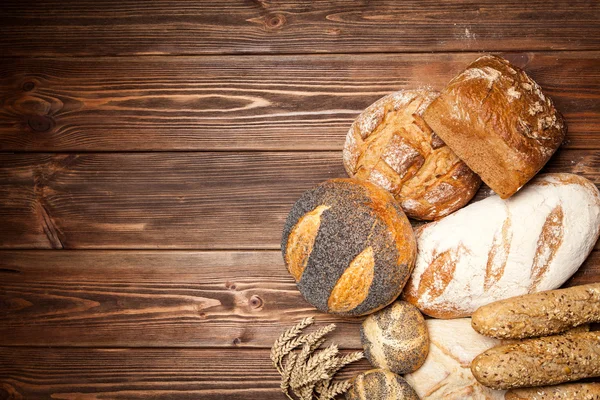 Brotsortiment auf Holzoberfläche — Stockfoto