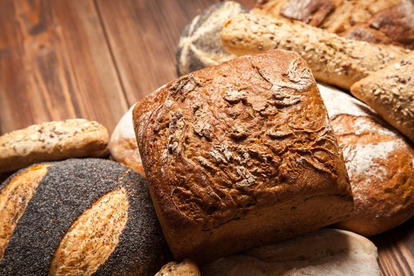 Brotsortiment auf Holzoberfläche — Stockfoto