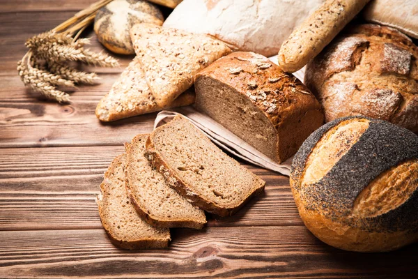 Brotsortiment auf Holzoberfläche — Stockfoto