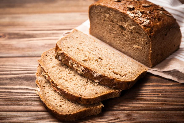 Assortimento di pane su superficie di legno — Foto Stock