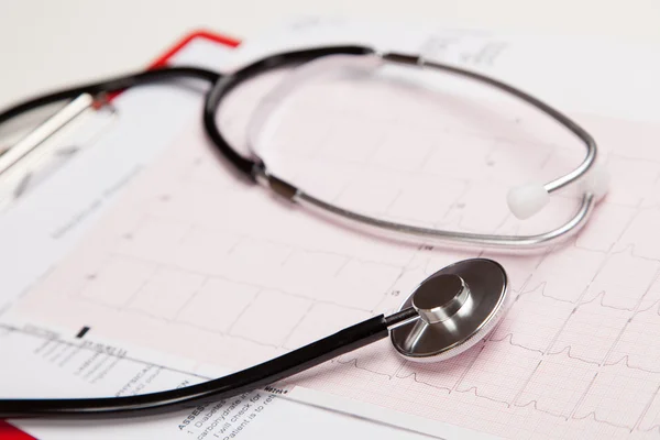 Medicinsk rapport och elektrokardiogram — Stockfoto
