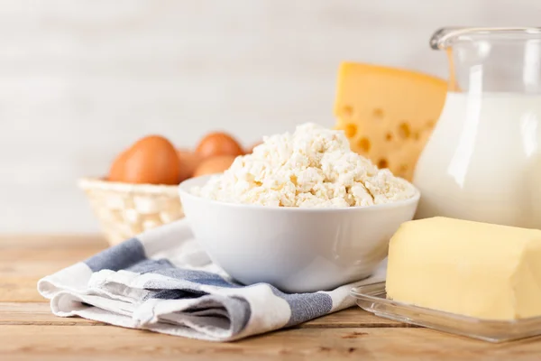 Pot à lait sur table en bois — Photo