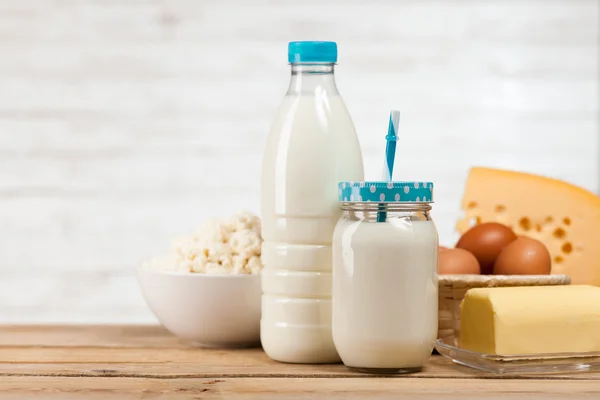 Botella de leche sobre mesa de madera — Foto de Stock