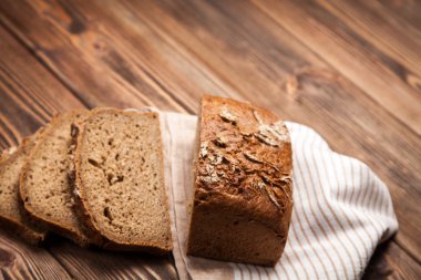 Ahşap yüzey üzerinde ekmek çeşitler