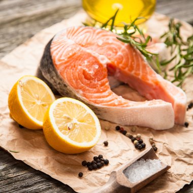 Eski ahşap üzerine taze somon