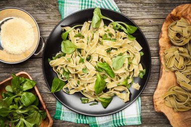 Bir plaka üzerinde pişmiş tagliatelle