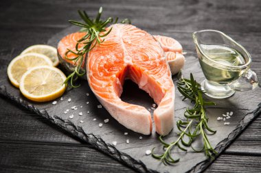 Eski ahşap üzerine taze somon