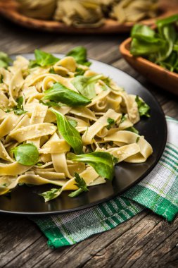 Bir plaka üzerinde pişmiş tagliatelle