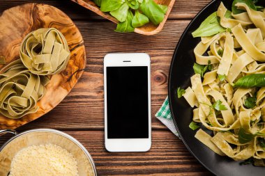 Bir plaka üzerinde pişmiş tagliatelle