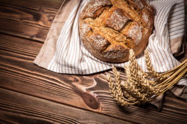 Ahşap yüzey üzerinde ekmek çeşitler