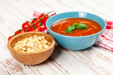 domates çorbası ve fesleğen