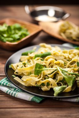 Bir plaka üzerinde pişmiş tagliatelle