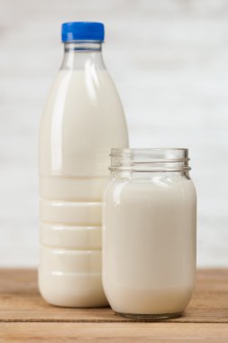 Ahşap masa üzerinde süt şişesi