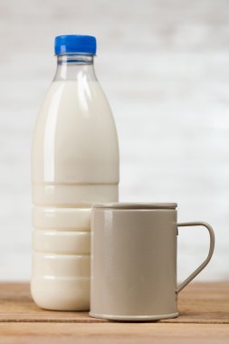 Ahşap masa üzerinde süt şişesi