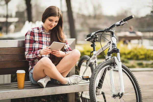 Junge Frau mit Tablet-PC — Stockfoto