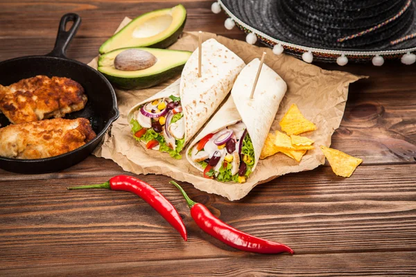 Tortilla com uma mistura de ingredientes — Fotografia de Stock