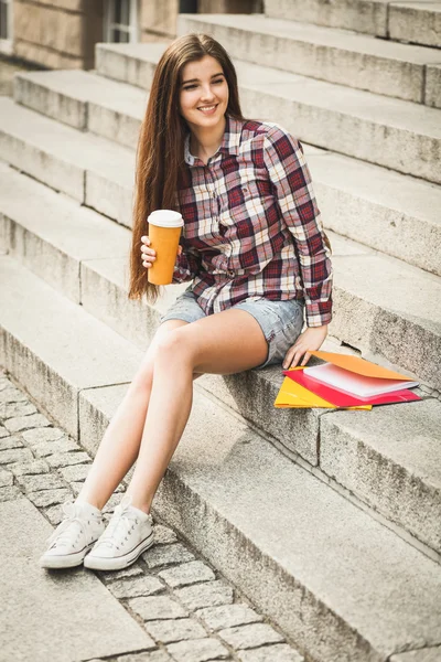 Estudante fazendo uma pausa para o café — Fotografia de Stock