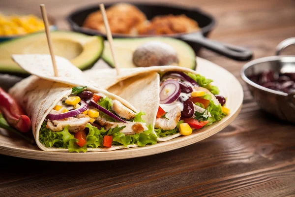 Tortilla con una mezcla de ingredientes — Foto de Stock