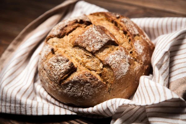 Brotsortiment auf Holzoberfläche — Stockfoto