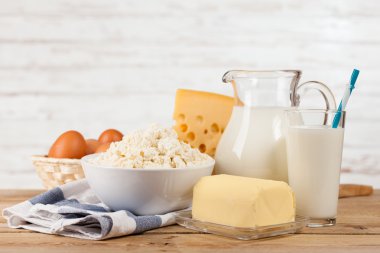 Ahşap masa üzerinde süt kavanoz