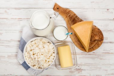 Ahşap masa üzerinde süt kavanoz