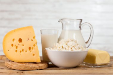 Ahşap masa üzerinde süt kavanoz