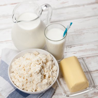 Ahşap masa üzerinde süt kavanoz