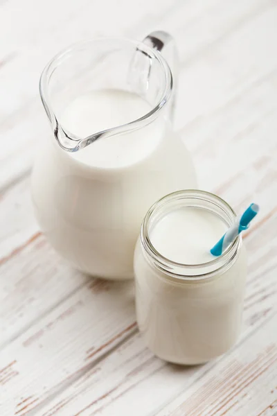 Tarro de leche sobre mesa de madera —  Fotos de Stock