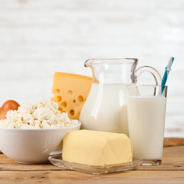 Tarro de leche sobre mesa de madera — Foto de Stock