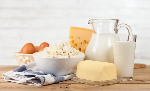 Pot à lait sur table en bois — Photo