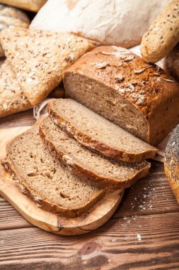 Ahşap yüzey üzerinde ekmek çeşitler