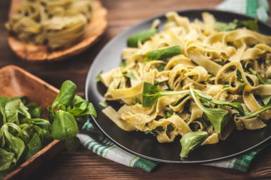 Bir plaka üzerinde pişmiş tagliatelle